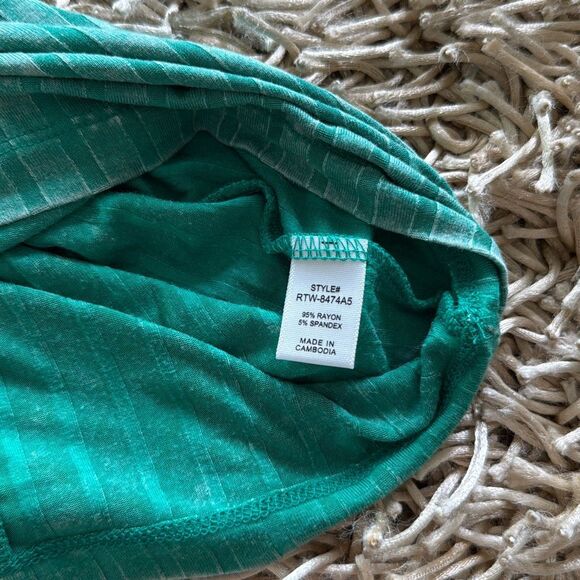 Zenana Ribbed Sleeveless Scoop Neck Cropped Tank Top Size M - Picture 6 of 6